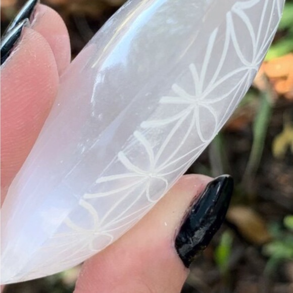 Selenite Crystal Quartz Gemstone. New. Sacred geometry engraved Flower of Life - Picture 3 of 3
